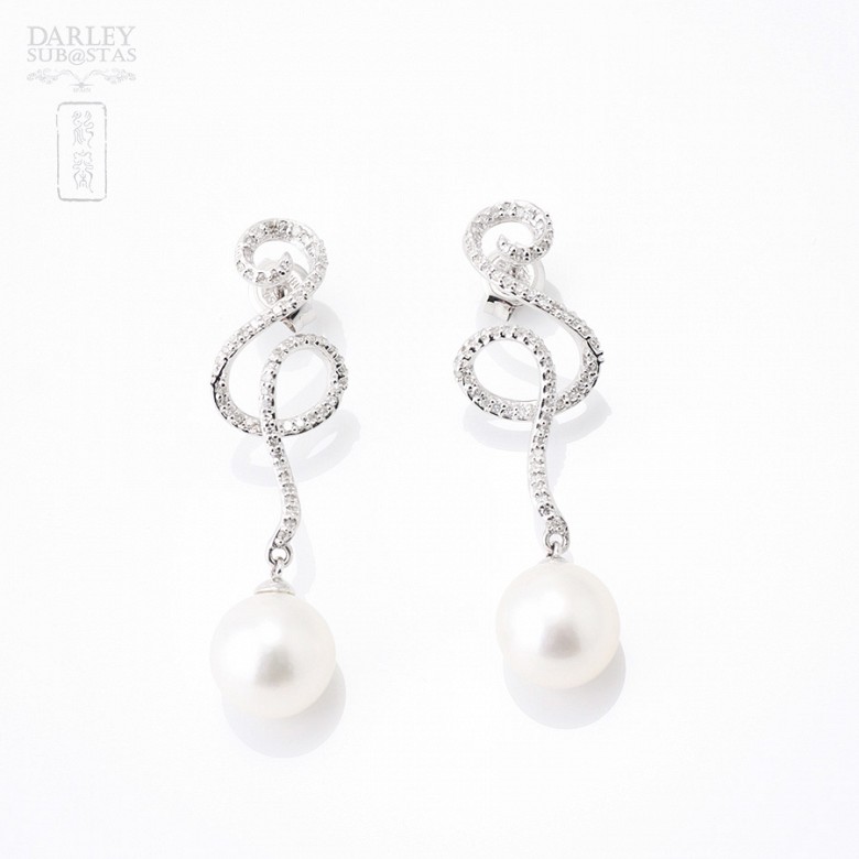 Pendientes de oro blanco de 18k, diamantes y perlas blancas.