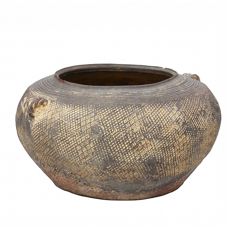 Terracotta vessel, Zhou Dynasty (1,100 - 771 BC)