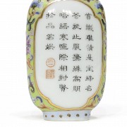 Botella de rapé de porcelana esmaltada y dorada, s.XX