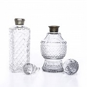 Conjunto de dos licoreras de vidrio tallado, con collar de plata, pps.s.XX - 3