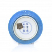 Recipiente de porcelana vidriada en azul, con marca Yongzheng