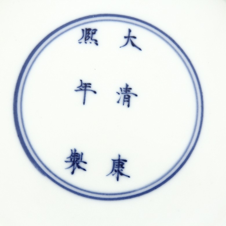 Plato de cinco dragones, con sello Kangxi.