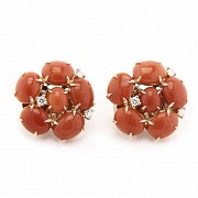 Rosette earrings in 18k gold with coral and diamonds.