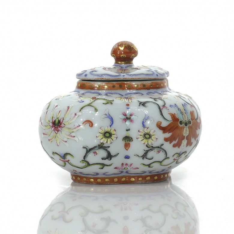 Small enameled porcelain bowl, Qing dynasty
