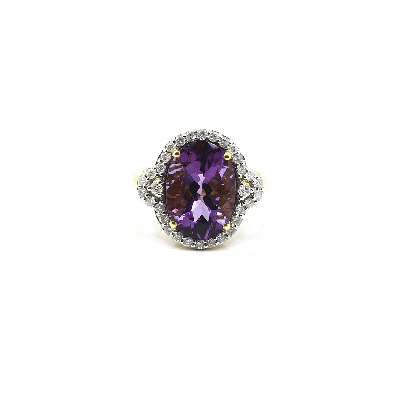 Ring in 18k yellow gold with amethyst and diamonds.