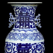 Jarrón azul y blanco con asas, dinastía Qing