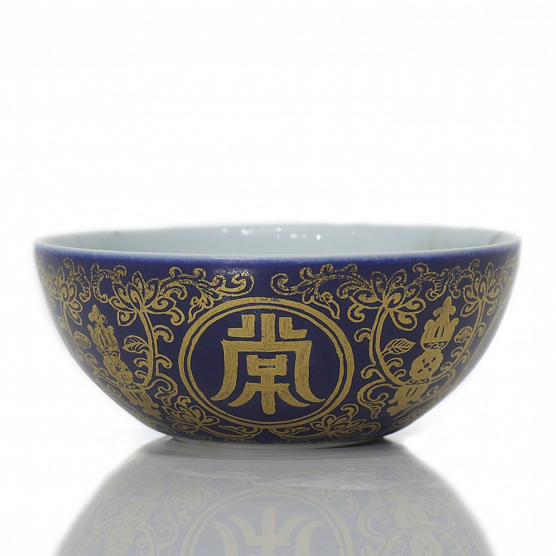 Pequeño cuenco de fondo azul con dorado, dinastía Qing