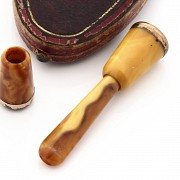 Dos pipas y una boquilla de ambar y metal dorado, s.XIX