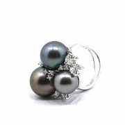 Ring in 18k white gold with 3 multicolored Tahitian pearls and diamonds.
