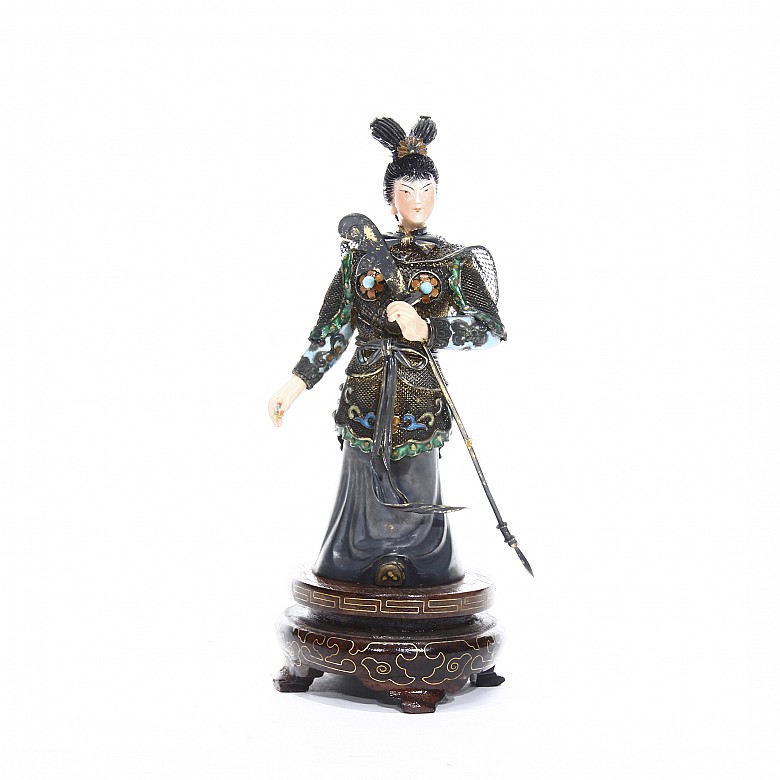 Escultura de guerrera china en plata y esmaltes.