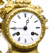 Reloj de sobremesa francés de metal dorado, ffs.s.XIX