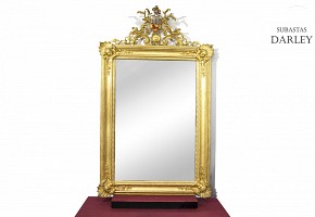 Gran espejo de madera tallada y dorada con copete, s.XIX