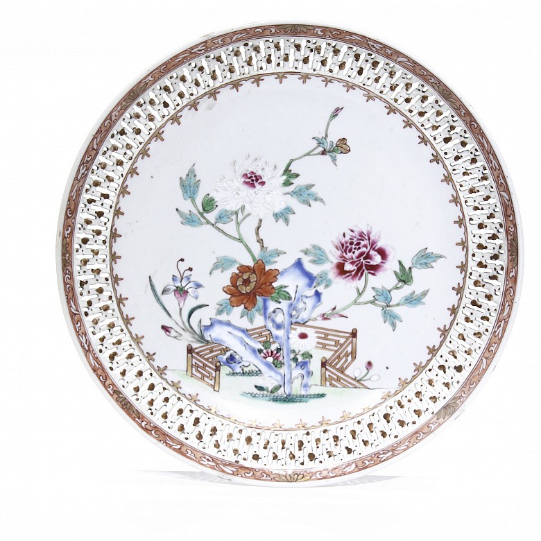 Plato de porcelana esmaltada, China, Dinastía Qing.