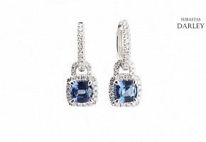 18kts white gold earring with diamonds and sapphires.
