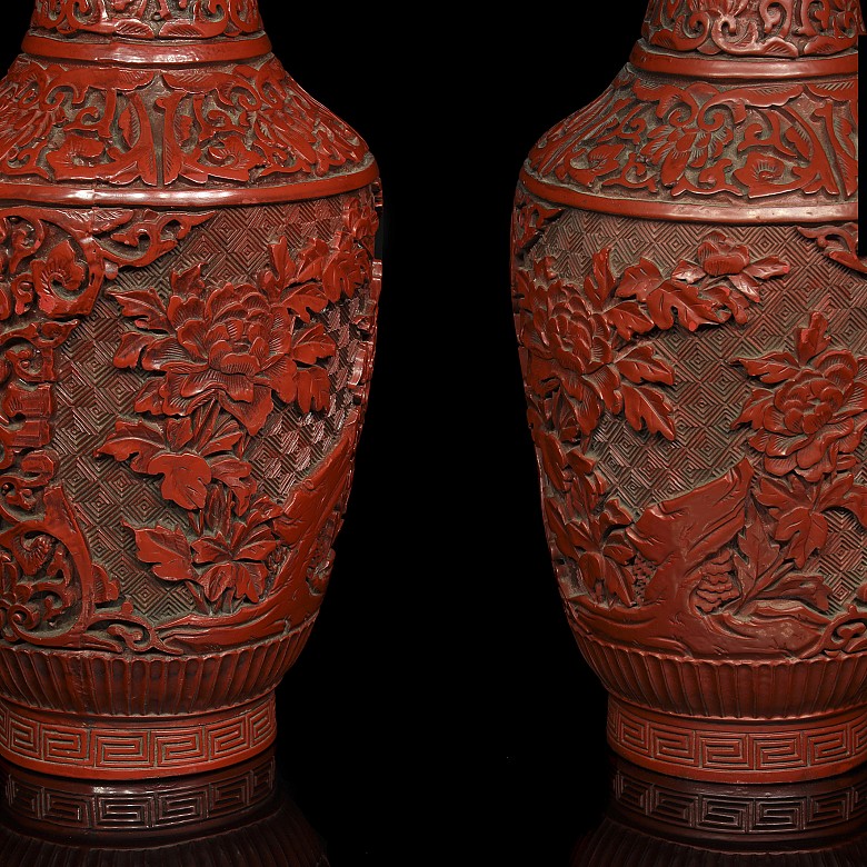 Pair of red lacquer vases, 20th century - 4