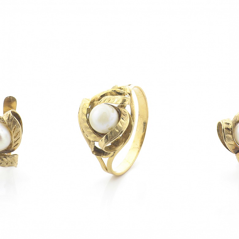 Conjunto de anillo y pendientes, oro amarillo de 18 k y perlas