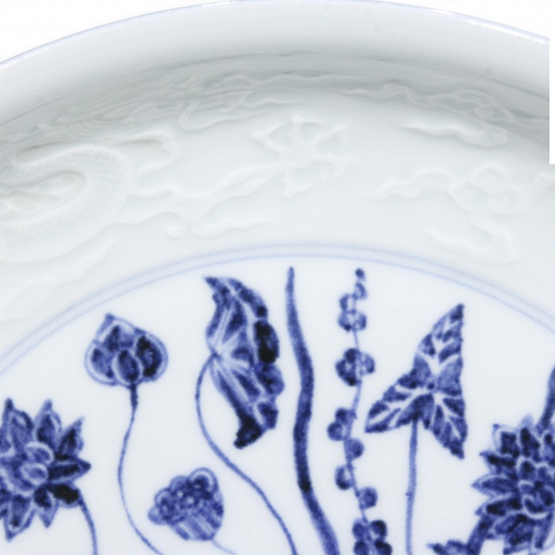 Gran plato de porcelana con ramo y dragones, s.XX