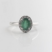 Ring with 1.21cts emerald  and diamonds  in white gold - 1
