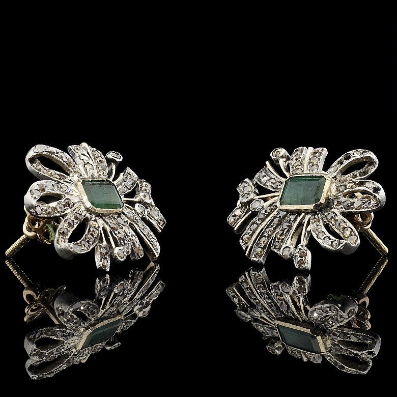 Earrings with diamonds and two emeralds - 2