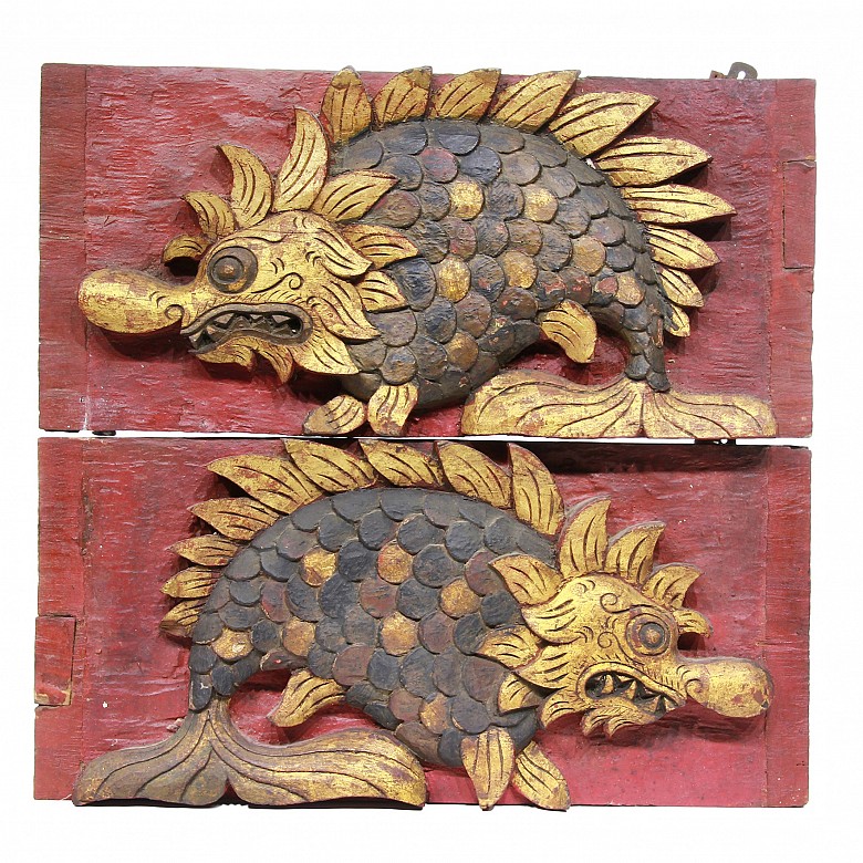 Pareja de placas decorativas representando un pescado, Indonesia, pps.s.XX