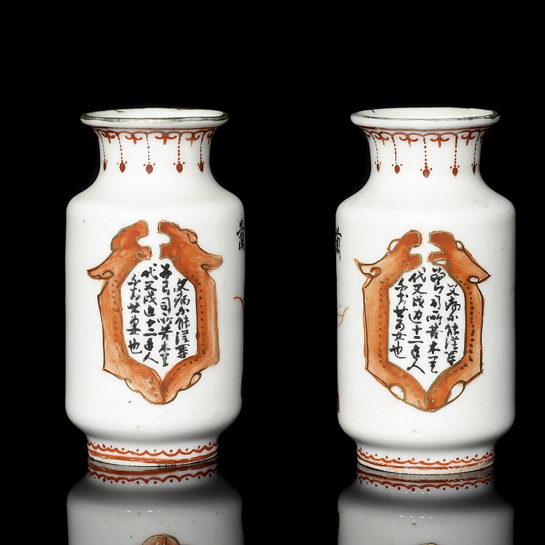 Dos pequeños jarrones de porcelana esmaltada, S.XX