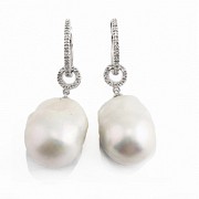 18K白金奇型珍珠配钻石耳环