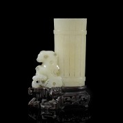 Jade jar with wooden base, Qing dynasty