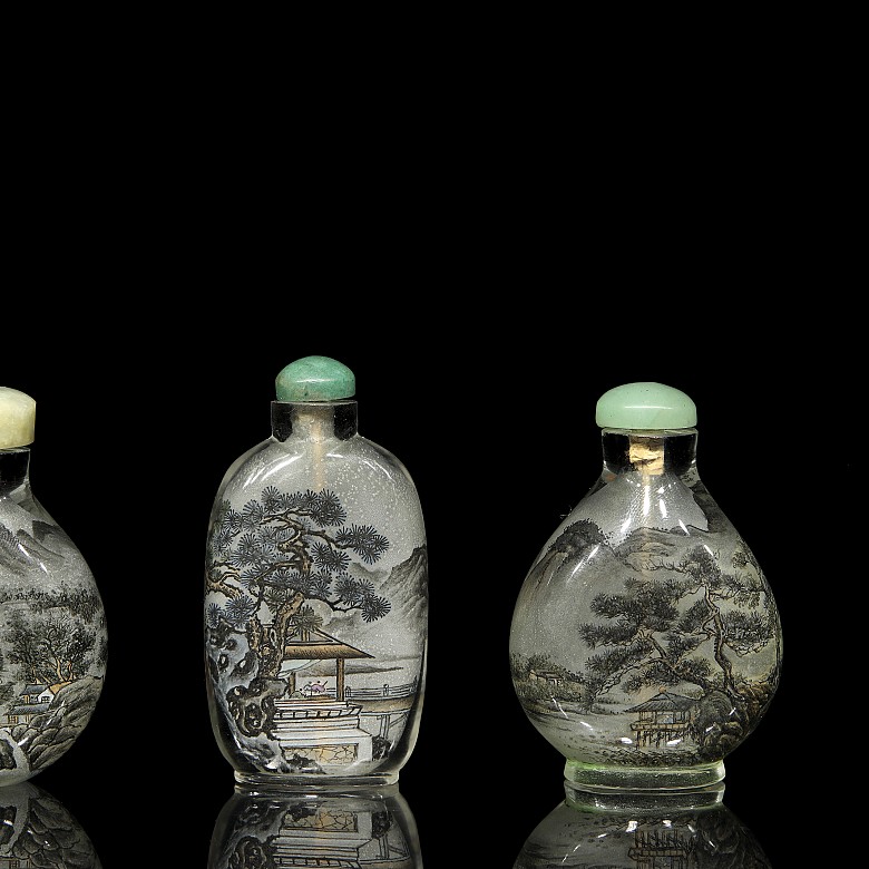 Three hand-painted glass snuff bottles - 7