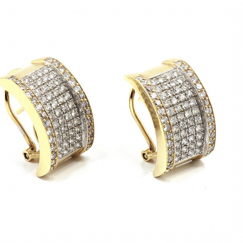 Half creole earrings in 18k yellow gold with diamonds.