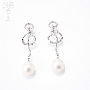Earrings in 18k white gold, diamonds and pearls. - 1