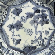 Plato de porcelana azul y blanco, S.XX - 4