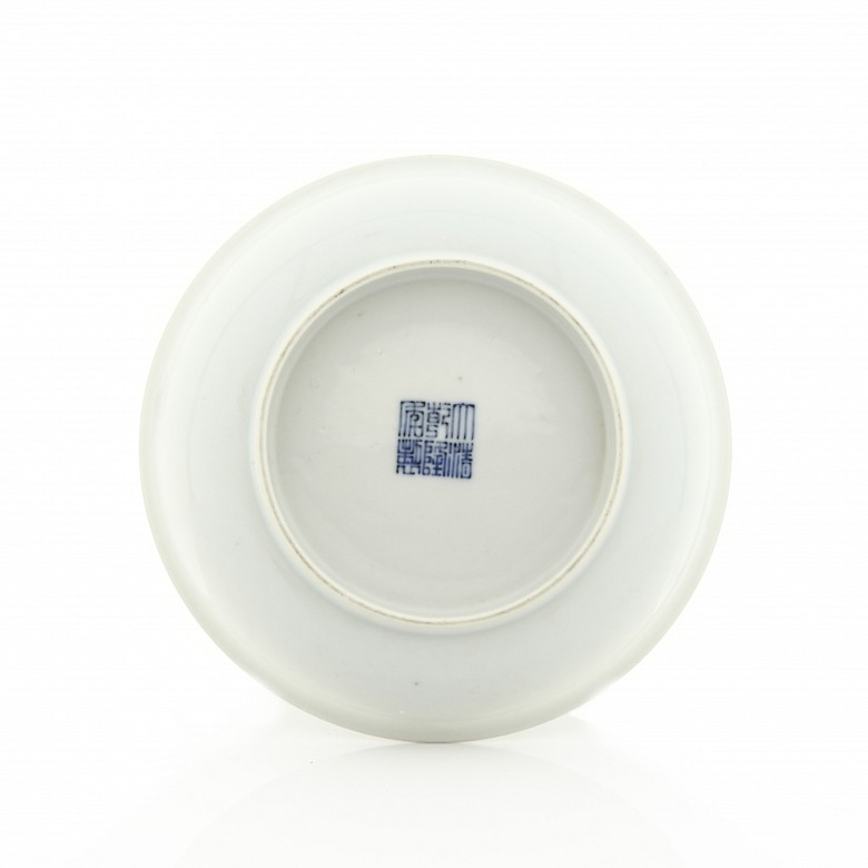 Plato de porcelana con melocotones y murcielagos, con sello Qianlong.