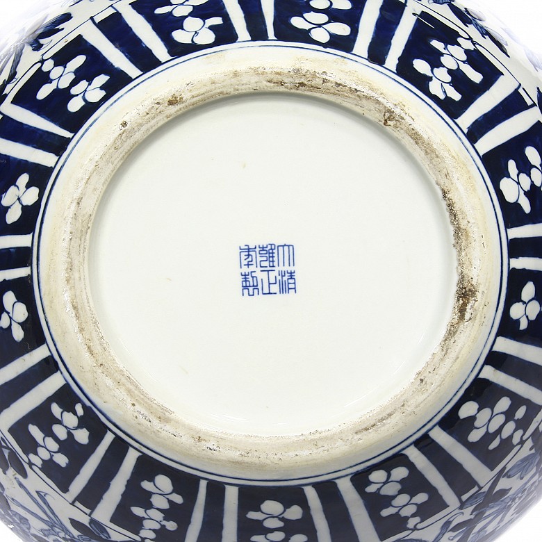 Jarrón de porcelana azul y blanco con dragón, s.XX