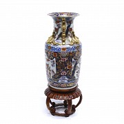Chinese porcelain vase on a pedestal, 20th century - 1