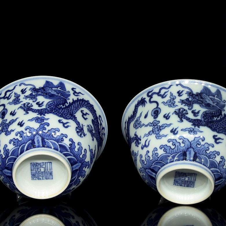 Pair of bowls, blue and white, Qianlong mark