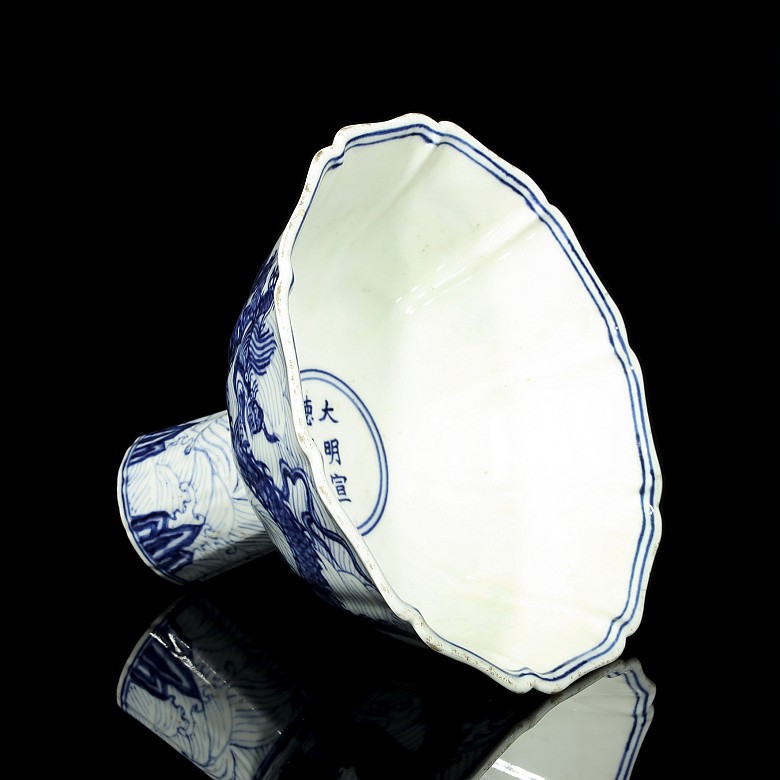 Cuenco con pie de porcelana azul y blanco, S.XX