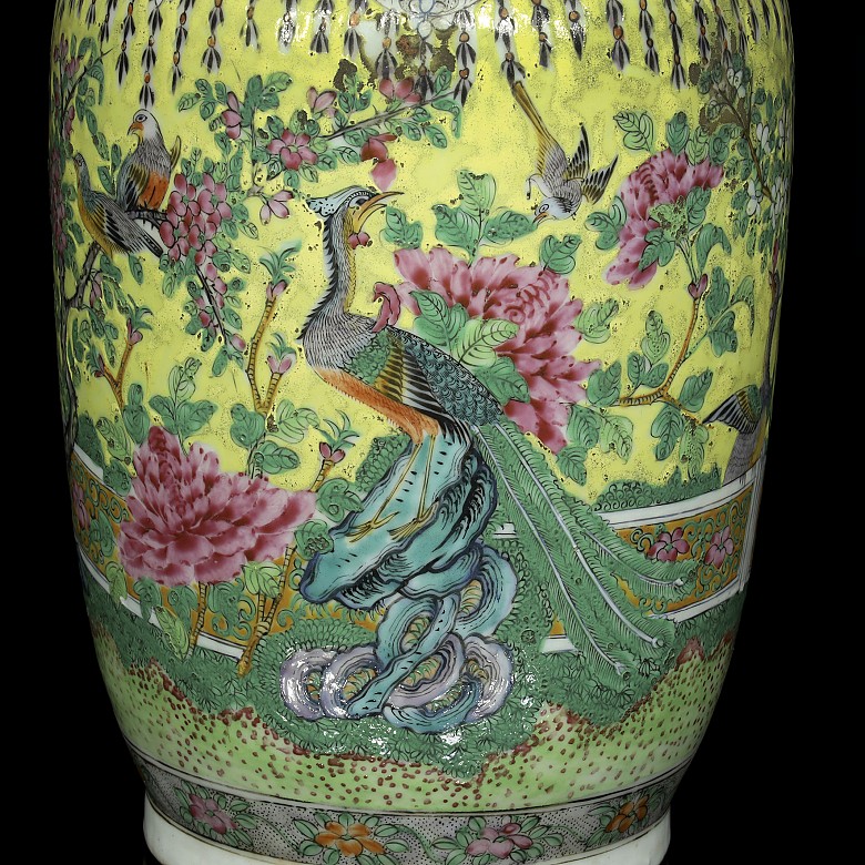 Cantonese vase with yellow background, 20th century