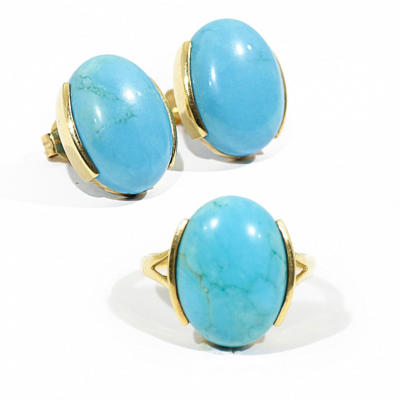 Turquoise set in 18k yellow gold.