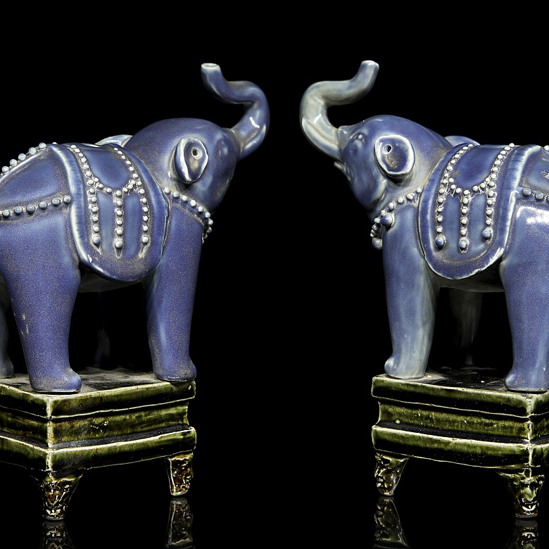 Pareja de elefantes de porcelana vidriada, siglo XIX - 1