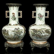 Pareja de jarrones montados en metal, dinastía Qing