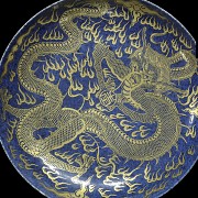 Plato de porcelana con fondo azul, S.XX - 1