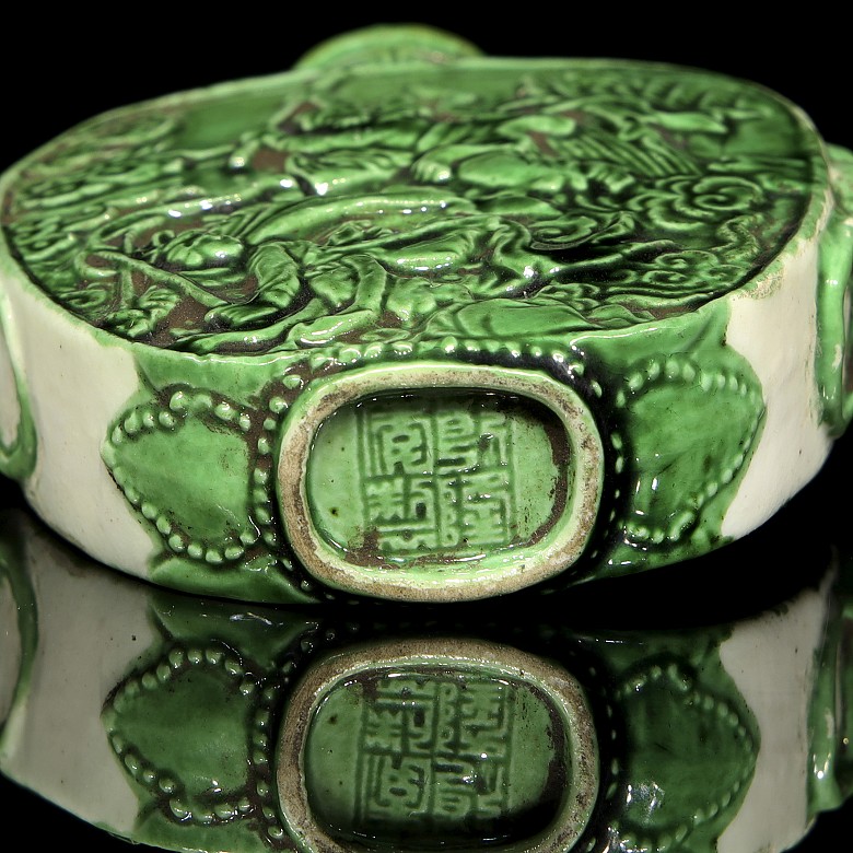 Green-glazed porcelain snuff bottle - 6