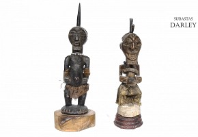 Dos esculturas de guerreros africanos.