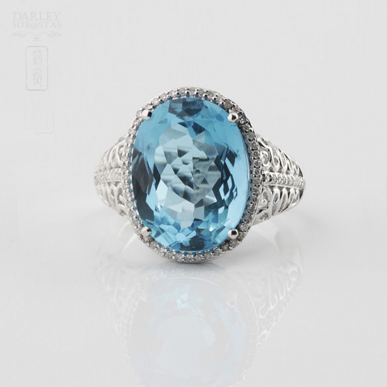 Beautiful ring with 0.21cts diamonds and topaz 12.56cts