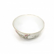Pequeño cuenco de porcelana con cerezo en flor, con sello Qianlong.
