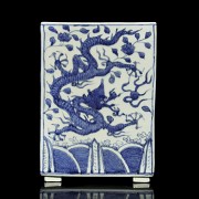 Macetero, azul y blanco, con dragones, S.XX