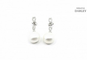 Pendientes con perla blanca y diamantes en oro blanco 18k