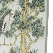 Placa de porcelana esmaltada con ciervos y grullas, s.XX