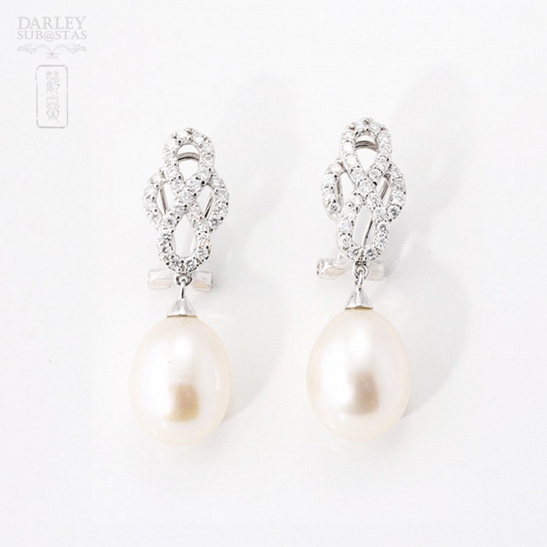 Pendientes con perlas blancas y diamantes en oro blanco 18k