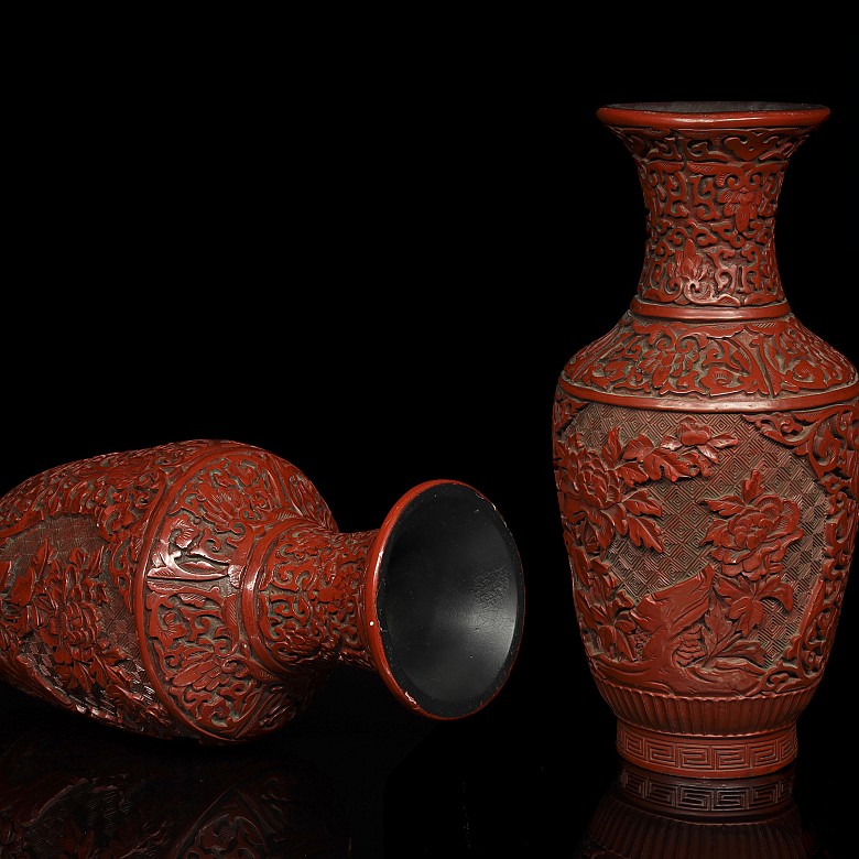 Pair of red lacquer vases, 20th century - 2